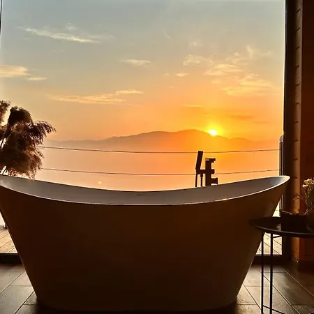 בית נופש Under Sky - з теплим басейном ,чаном-джакузі, панорамною ванною та Playstation 5 סלאבסקה